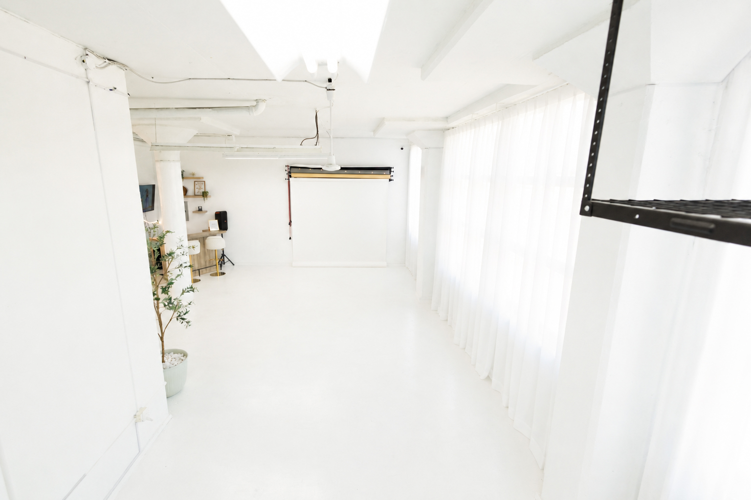 750 sq ft open white production floor